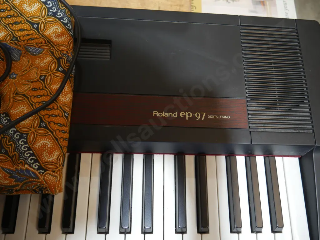 Roland electric piano Image 1++