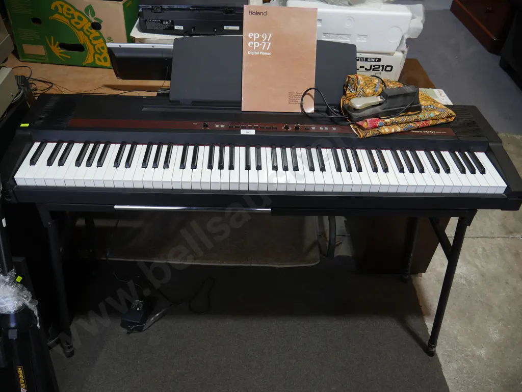 Roland electric piano Image 1++