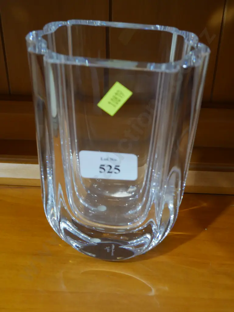Signed art glass vase Image 1++