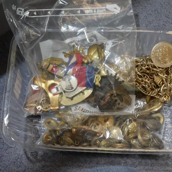 Assorted badges and buttons etc