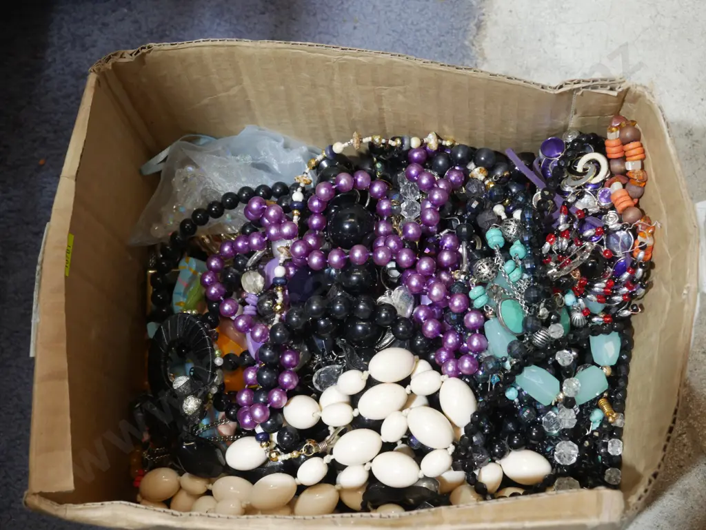 Assorted costume jewellery Image 1++