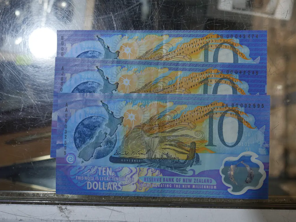 3 New Zealand millennium $10 notes Image 1++