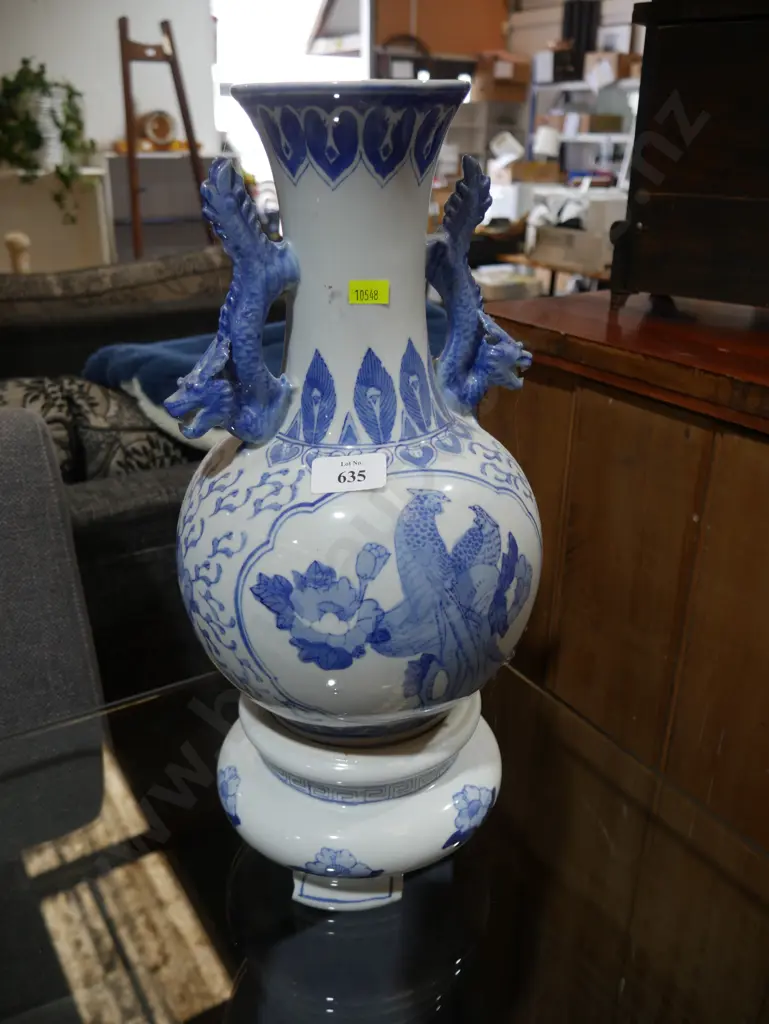 Oriental vase Image 1++