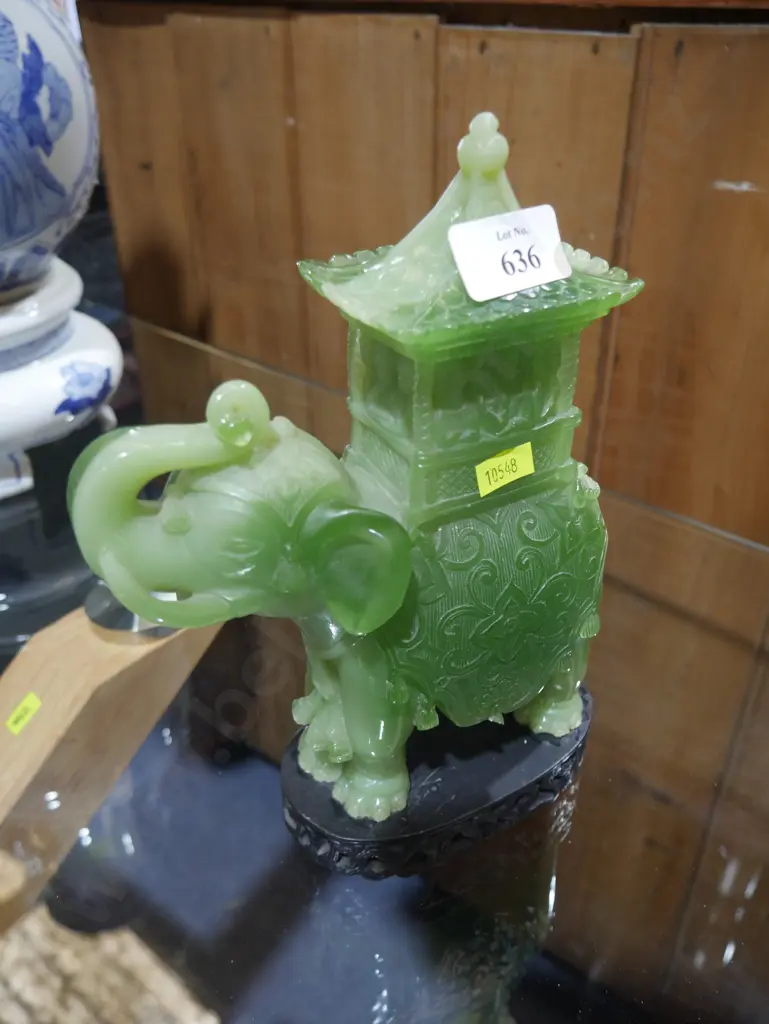 Glass elephant figurine Image 1++