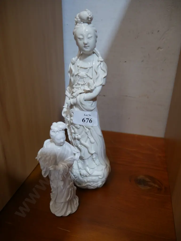 2 Oriental figurines one damaged Image 1++