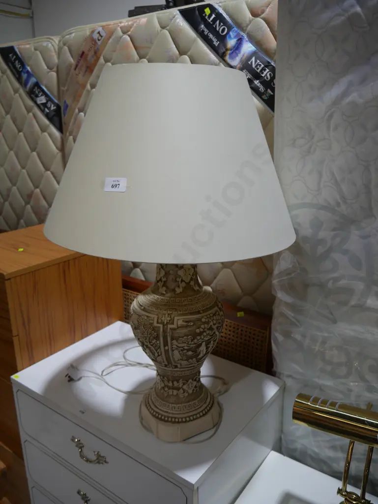 Oriental carved table lamp Image 1++
