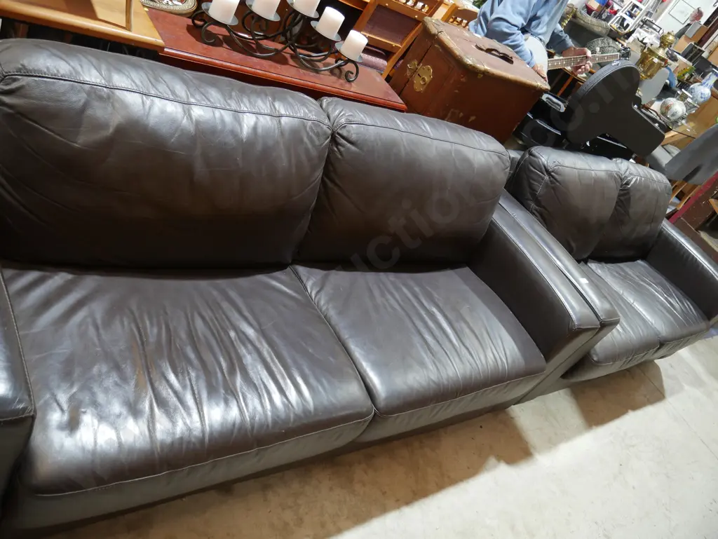 Two-piece brown leather lounge suite Image 1++