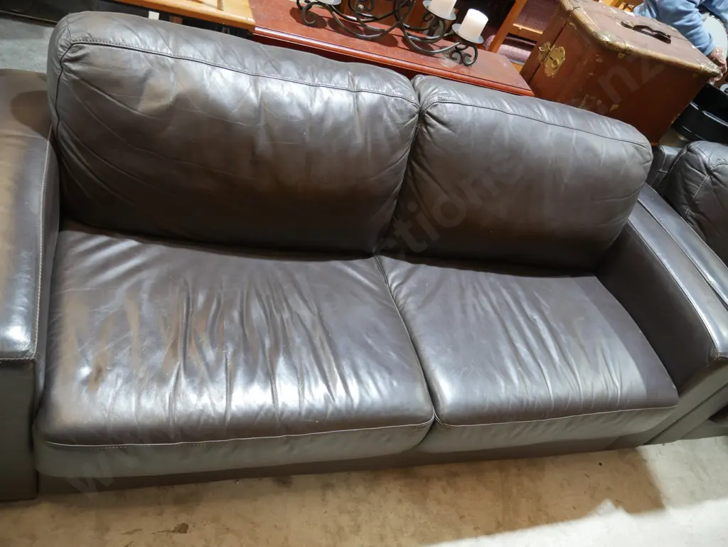 Two-piece brown leather lounge suite Image 1++