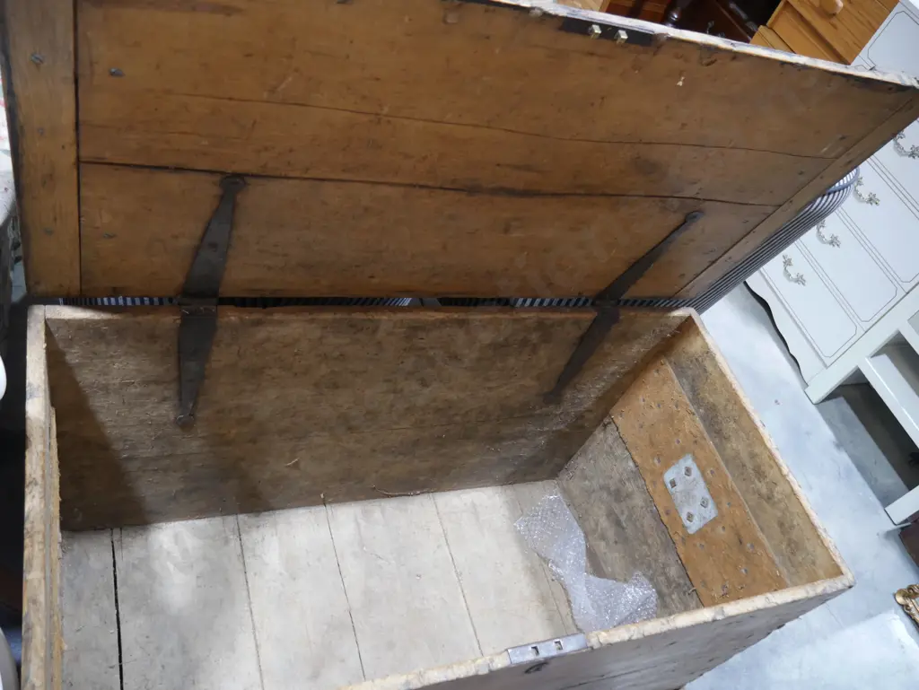 Wooden trunk Image 1++