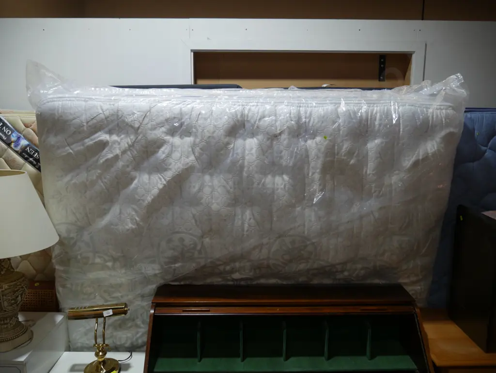 Split-based king bed with four drawers Image 1++