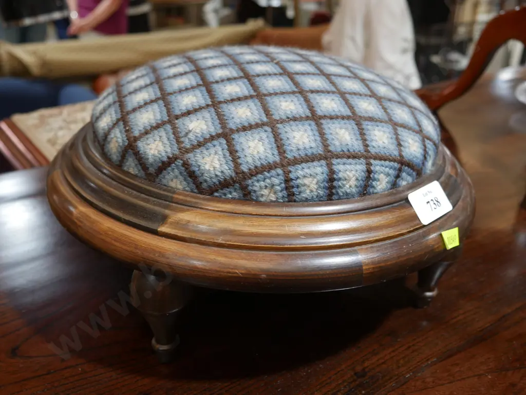 Circular footstool Image 1++