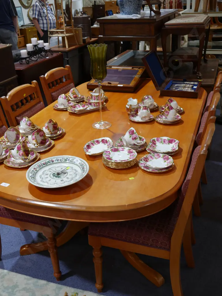 Dining table and 6 chairs Image 1++