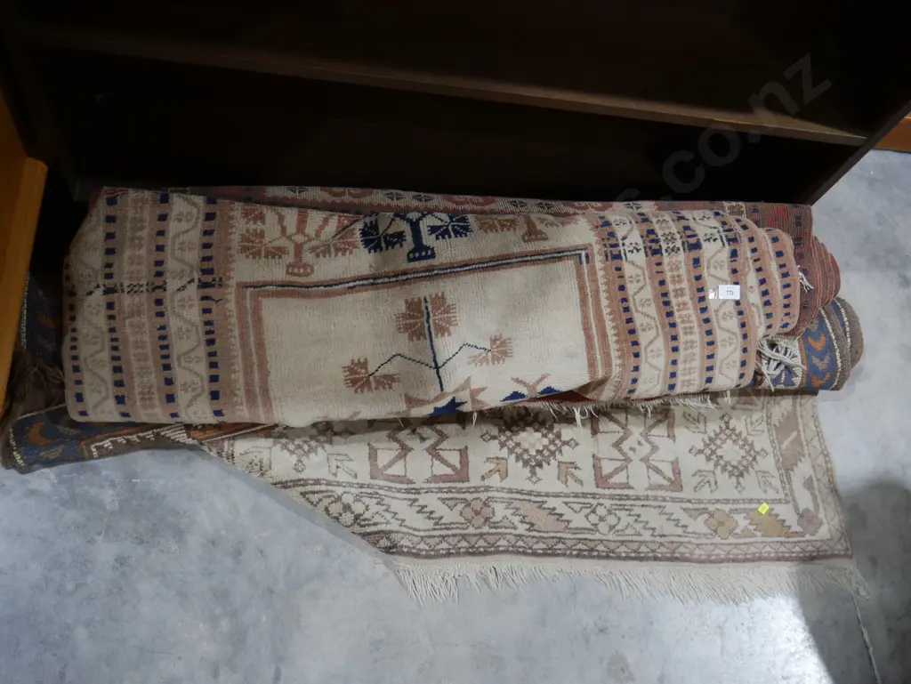 4 floor rugs Image 1++