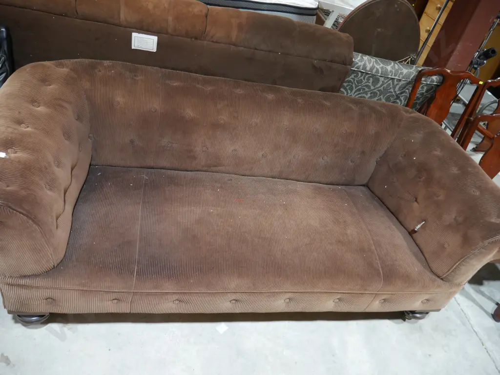 Deep button rolled arm settee Image 1++