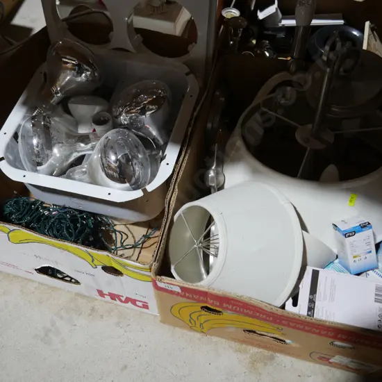 2 boxes of light fittings