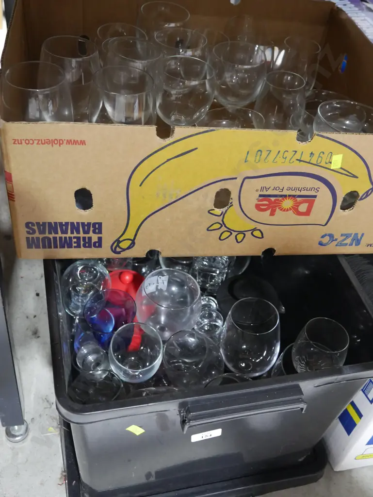 2 boxes glassware Image 1++