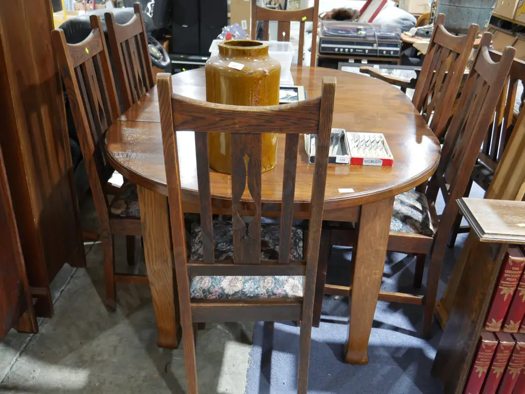 Extendable dining table and 6 chairs Image 1++
