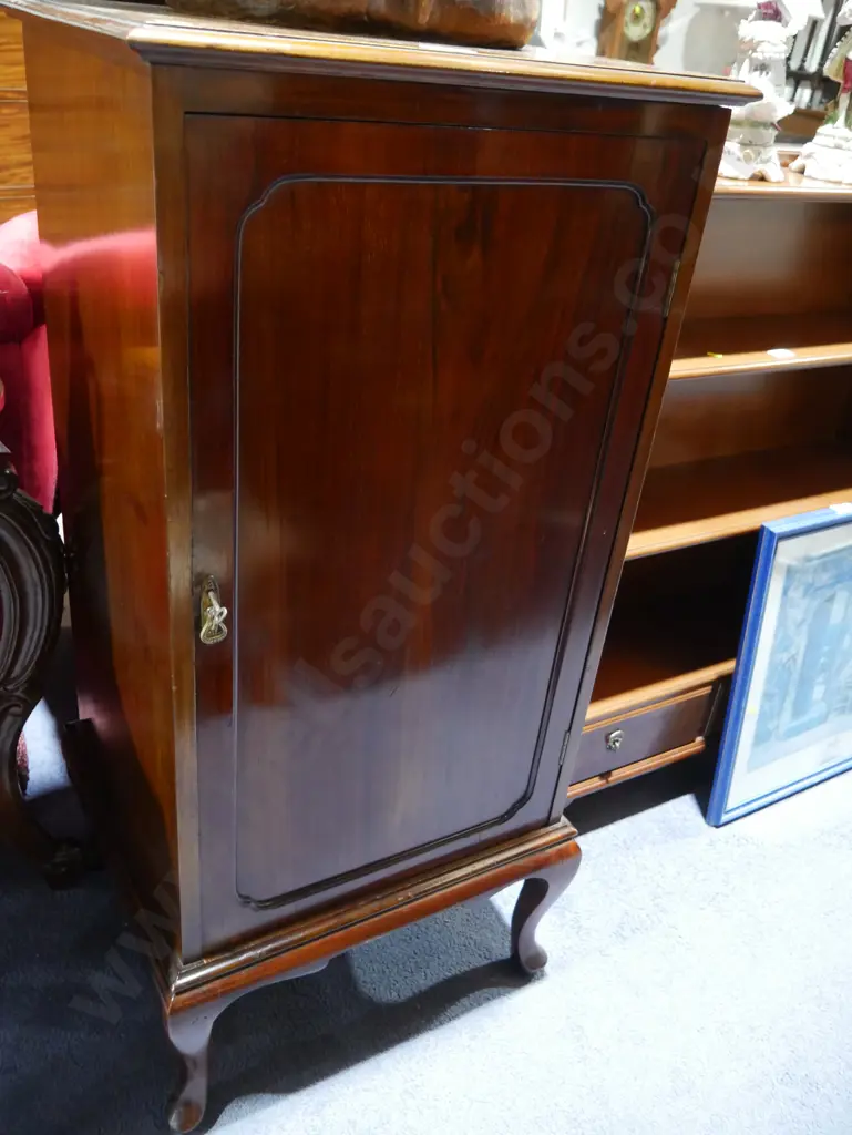 1 door wooden cabinet Image 1++