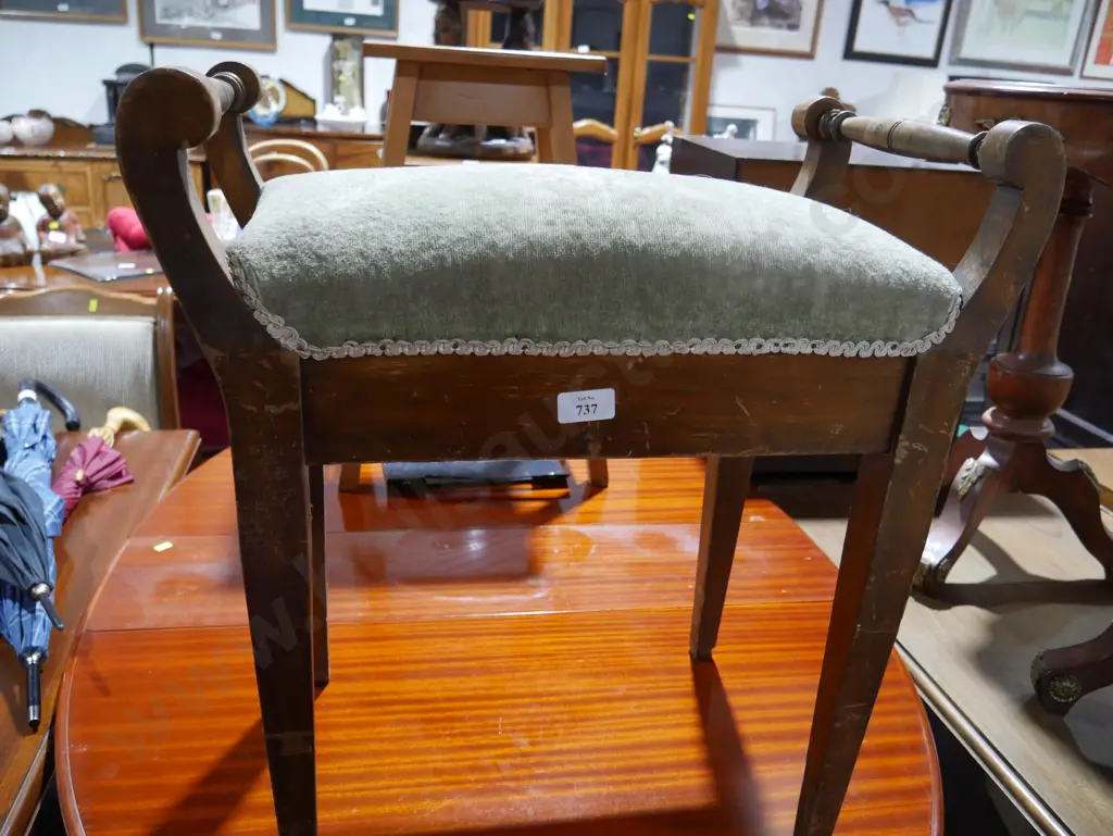 Piano stool Image 1++