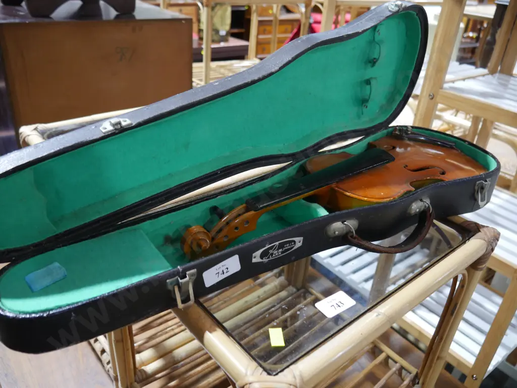 Cased violin Image 1++