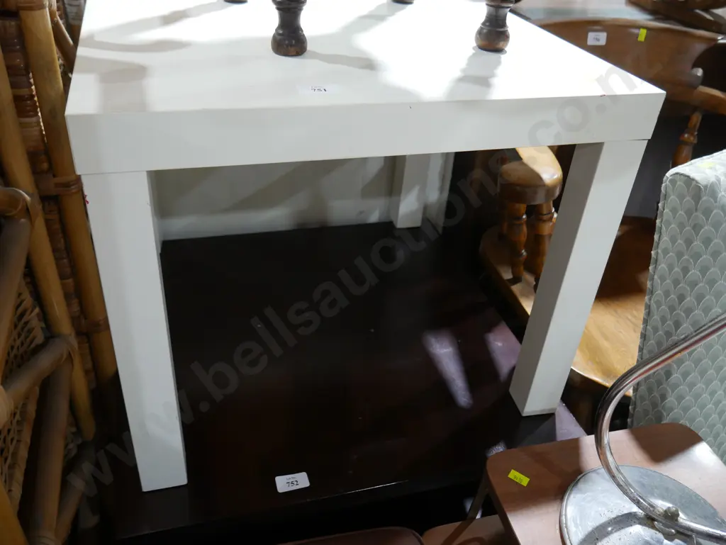 Side table Image 1++