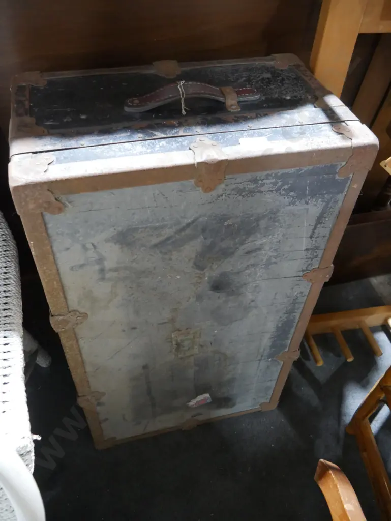 Vintage trunk Image 1++