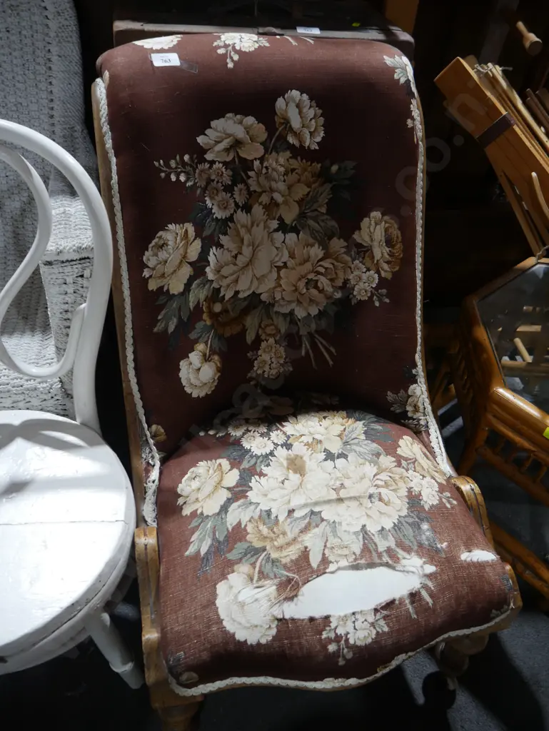 Ladies chair Image 1++