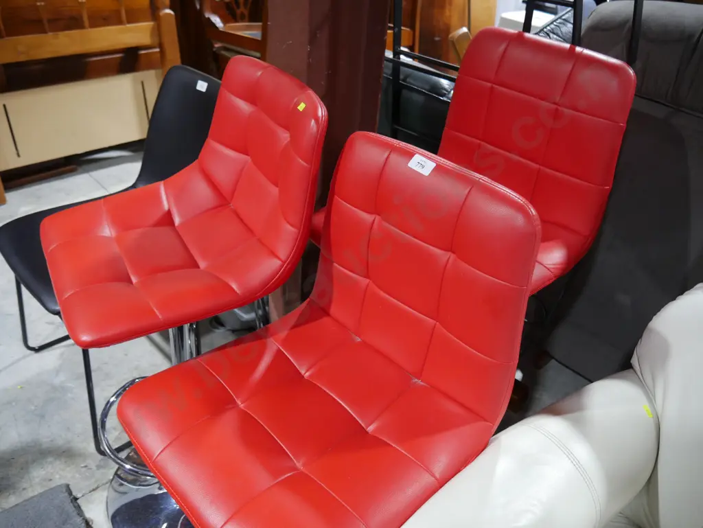 3 red chairs Image 1++