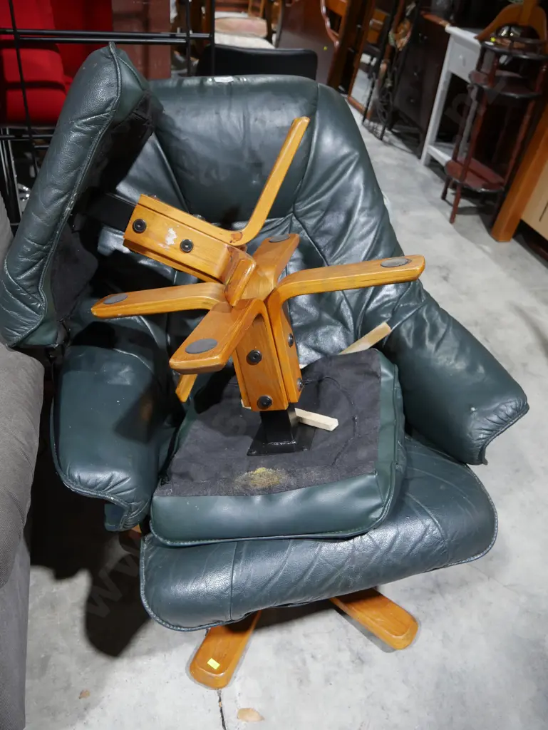 Leather arm chair and 2 stools Image 1++