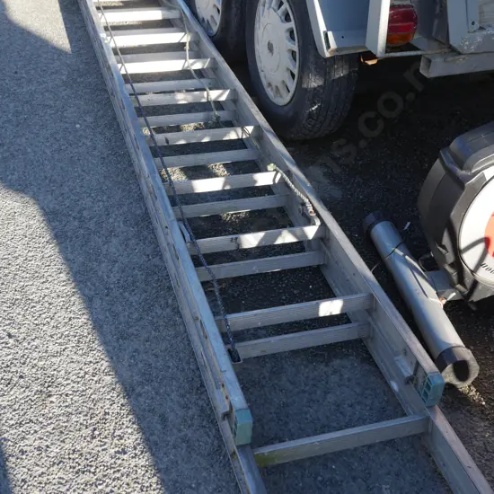Aluminium extension ladder