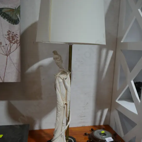 Figurine table lamp