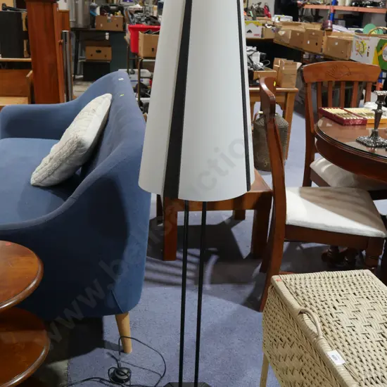 Modern upright lamp