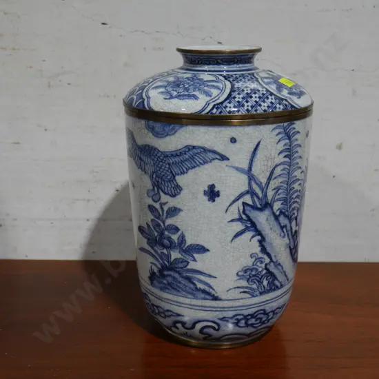 Lidded blue & white cover pot