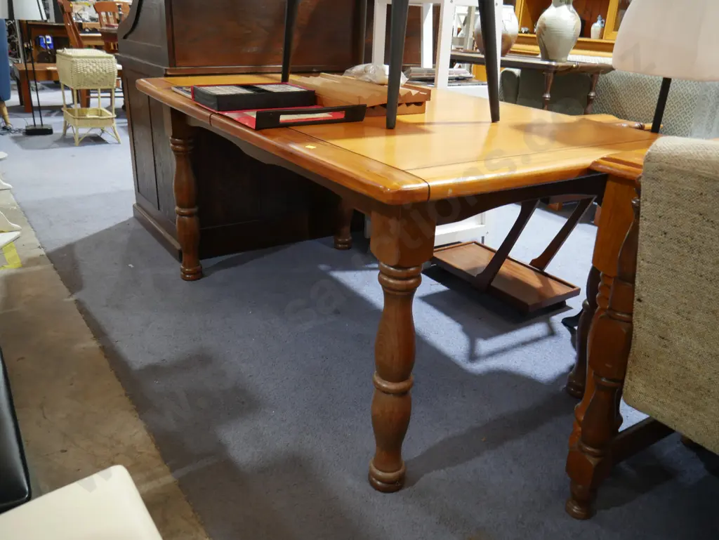 Dining table Image 1++