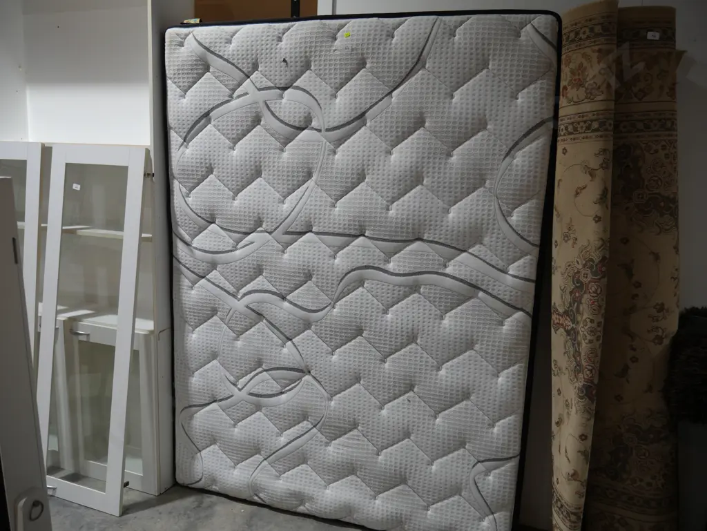 Queen size mattress Image 1++