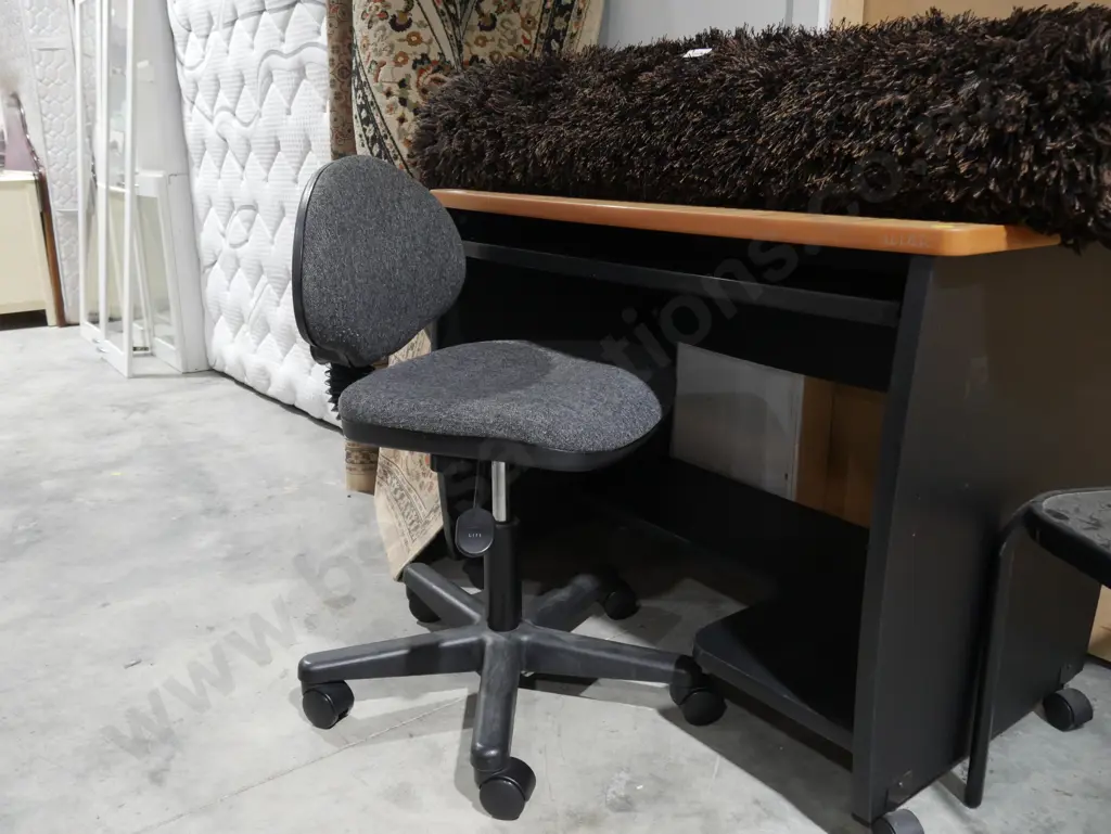 Desk and office chair Image 1++