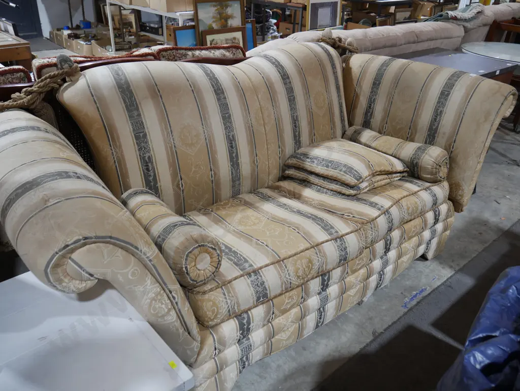 Grand couch Image 1++