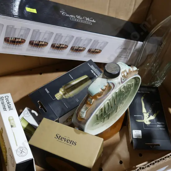 Bar items, cocktail shaker etc