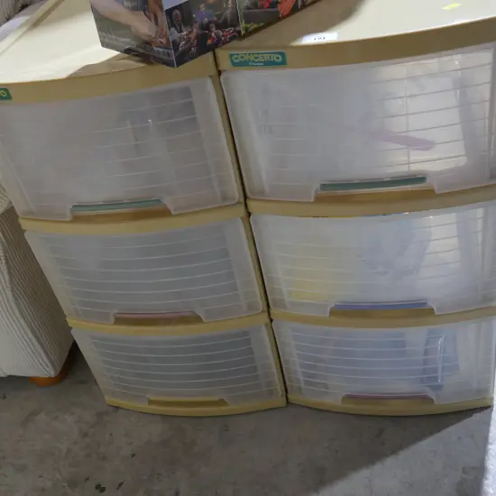 2 plastic storage drawers