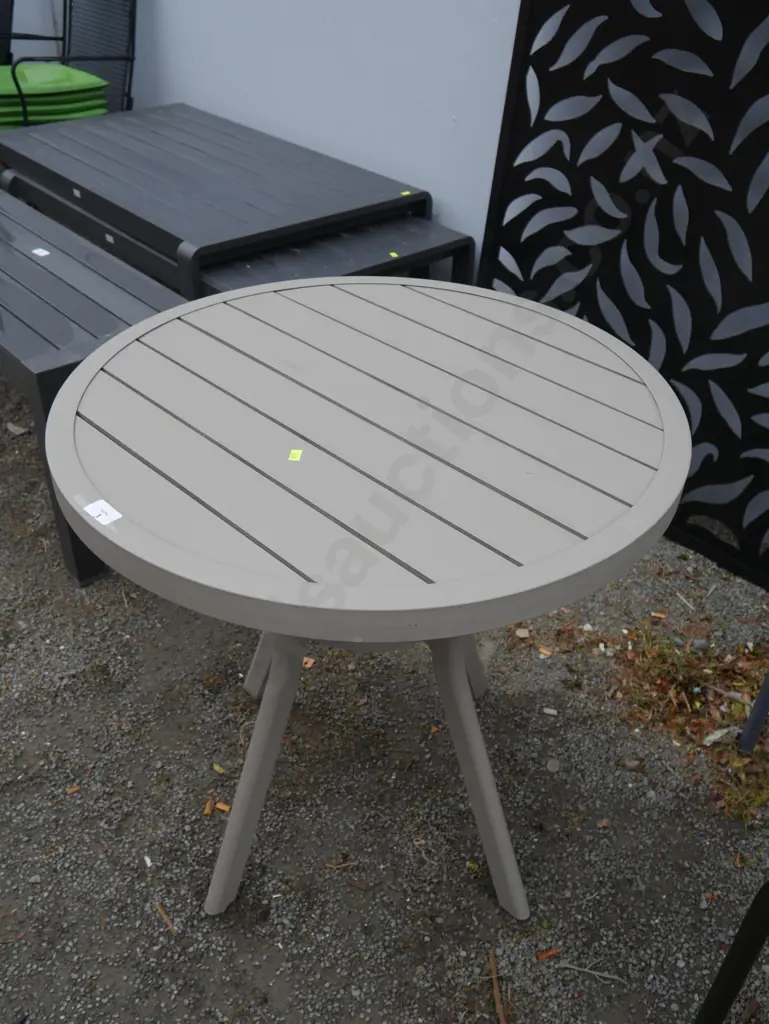Round metal table Image 1++