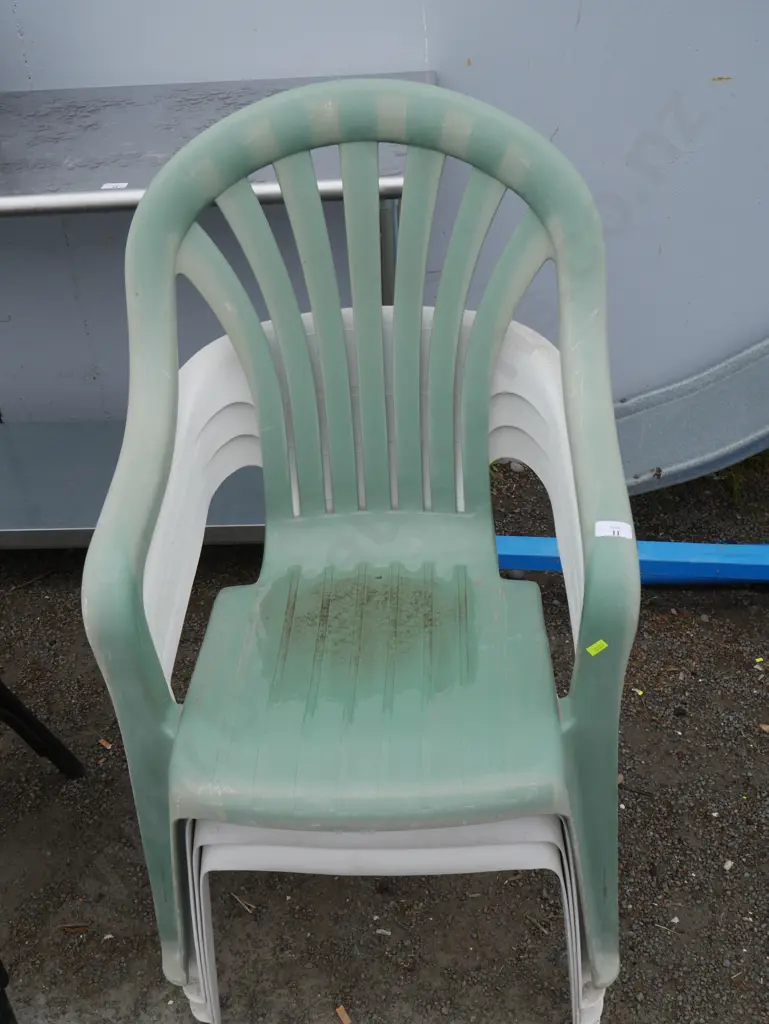 4 plastic chairs Image 1++
