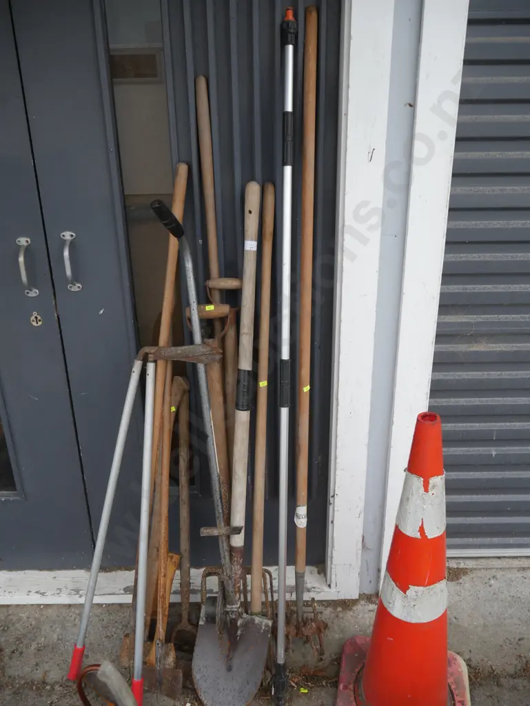 Assorted garden tools Image 1++