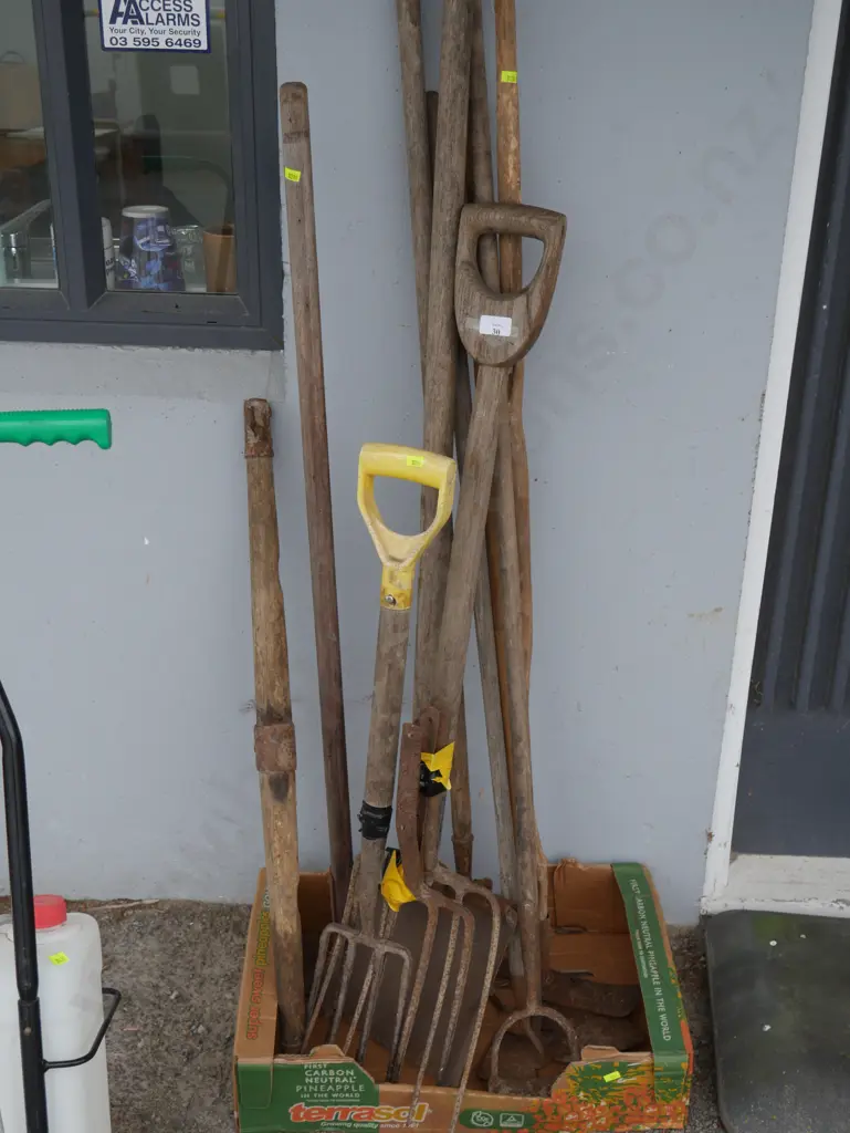 Assorted garden tools Image 1++