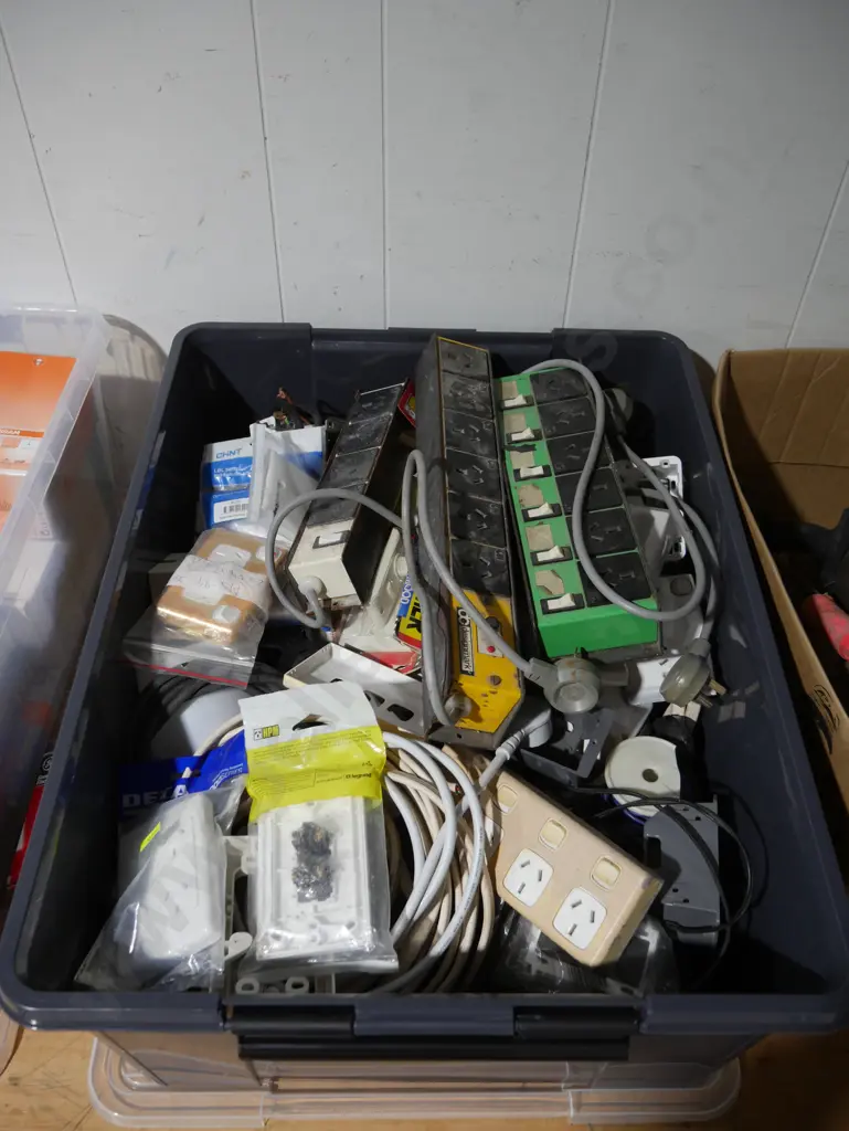 Box electrical sundries Image 1++