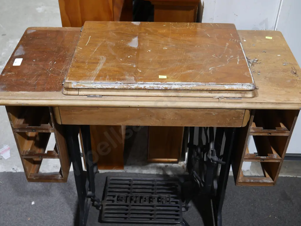 Singer sewing machine base Image 1++