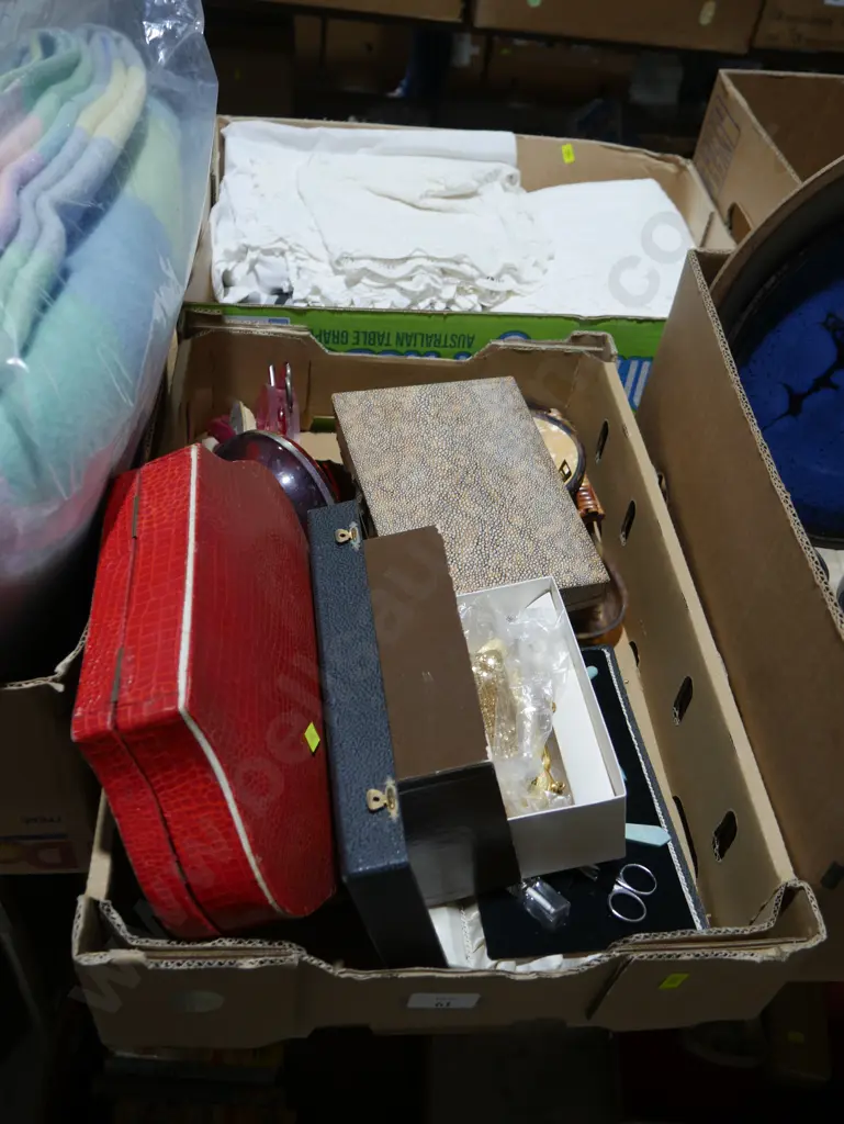 Purse, mirror and brushes, manicure sets Image 1++