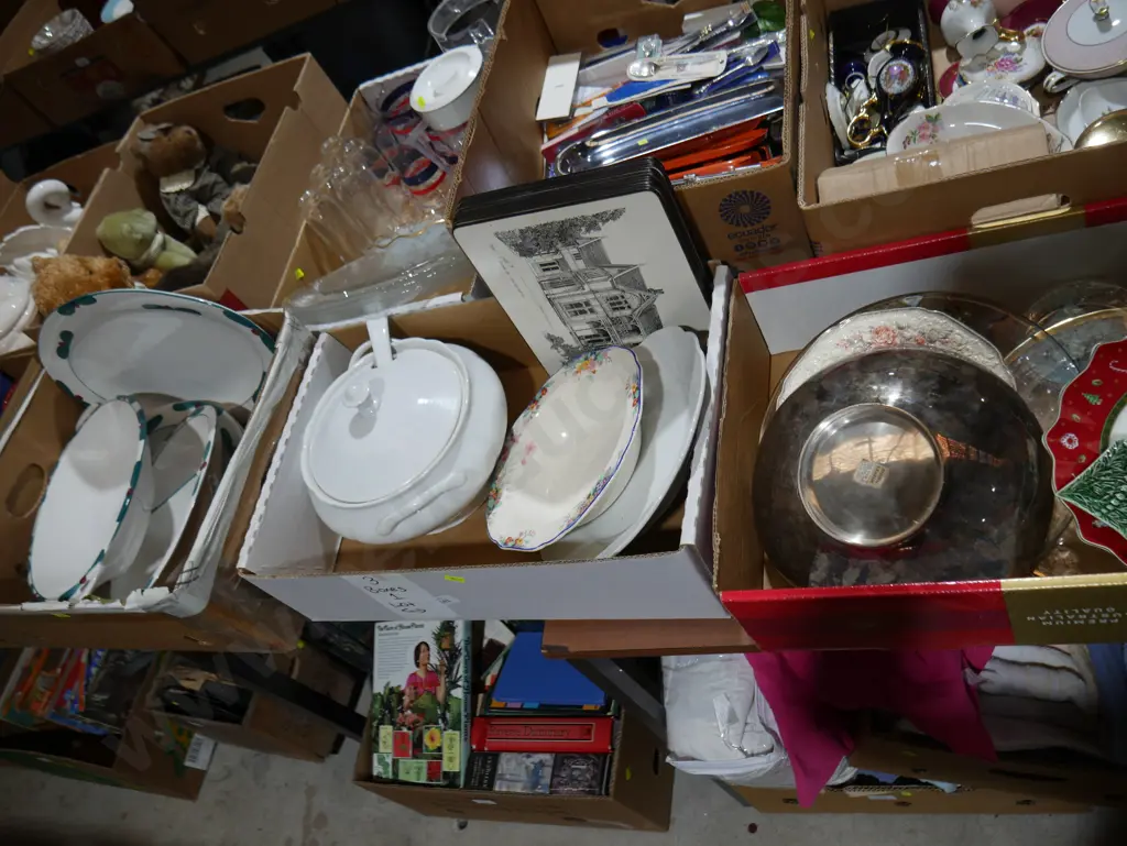 Three boxes of kitchenware Image 1++