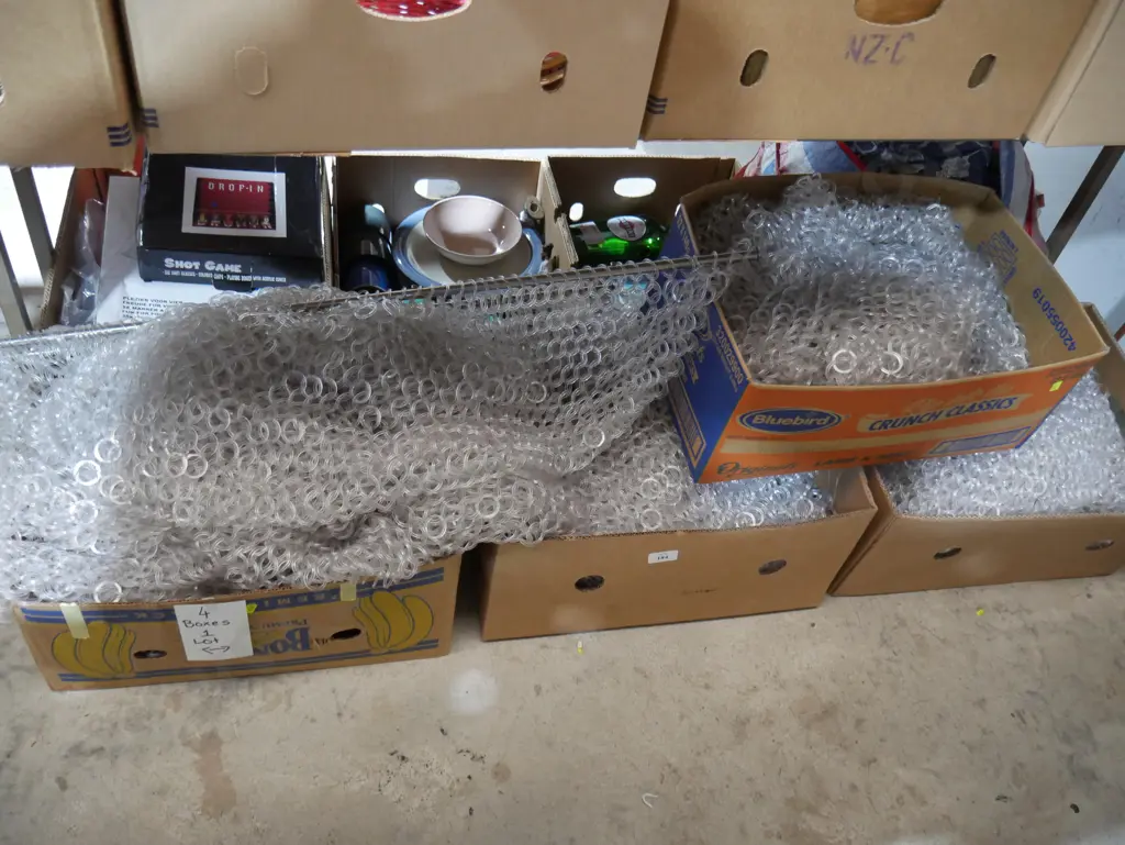 4 boxes plastic chainmail curtains Image 1++