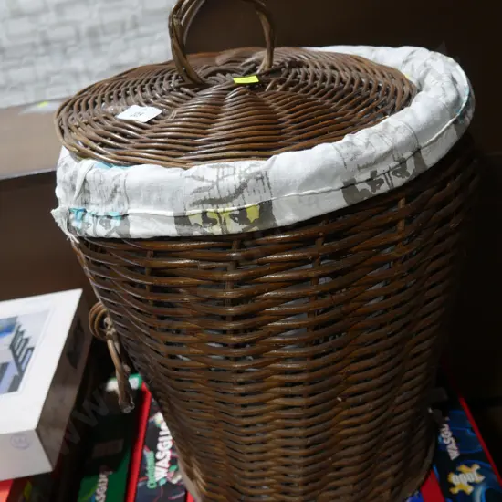 Cane basket with lid