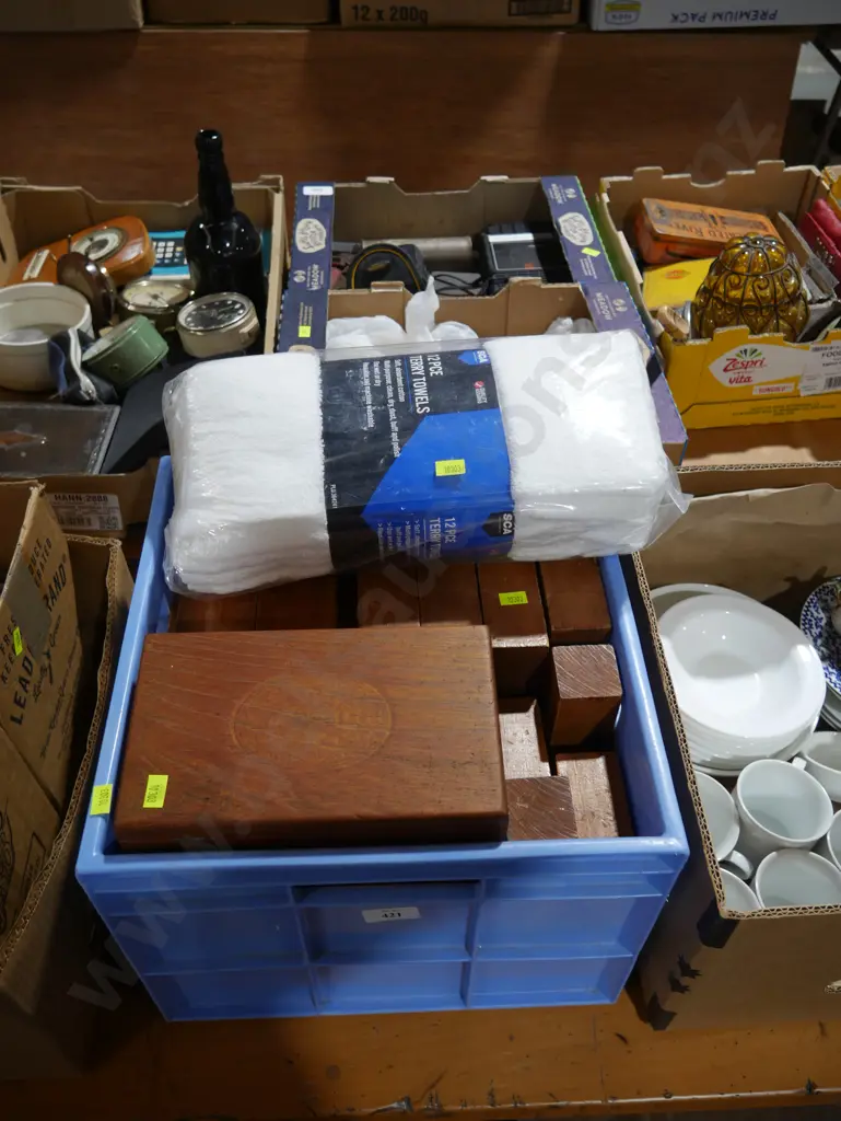 Wooden blocks, towels Image 1++